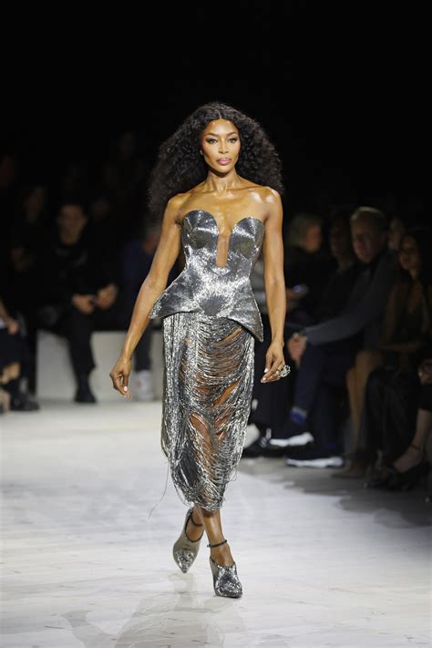 naomi campbell sfilata